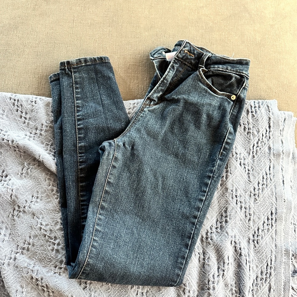Women’s dark blue wash high waisted skinny jean
